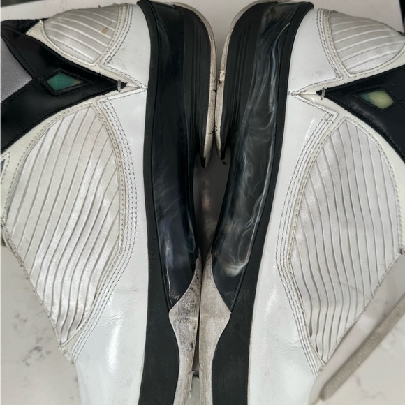 Original Jordan throwbacks. Used Great wearing condition - Picture 12 of 15